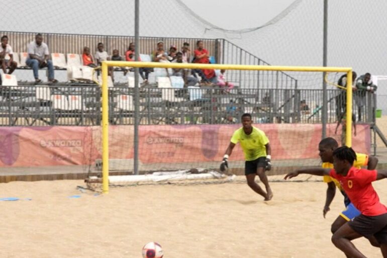 Sélection angolaise de beach soccer en action