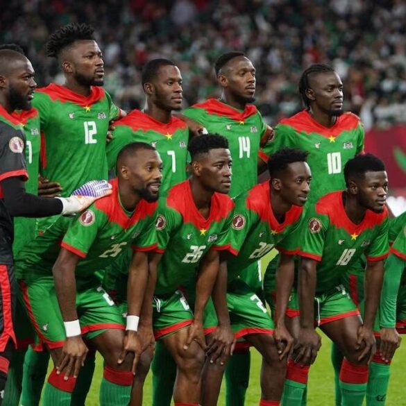 La sélection du Burkina Faso posant avant une rencontre internationale.