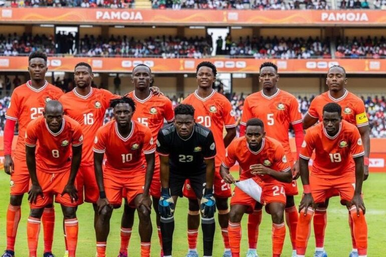 Équipe nationale du Kenya dans un stade aux couleurs PAMOJA