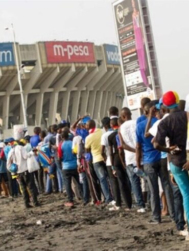 Supporters devant le stade des Martyrs de Kinshasa avant un match de la RDC