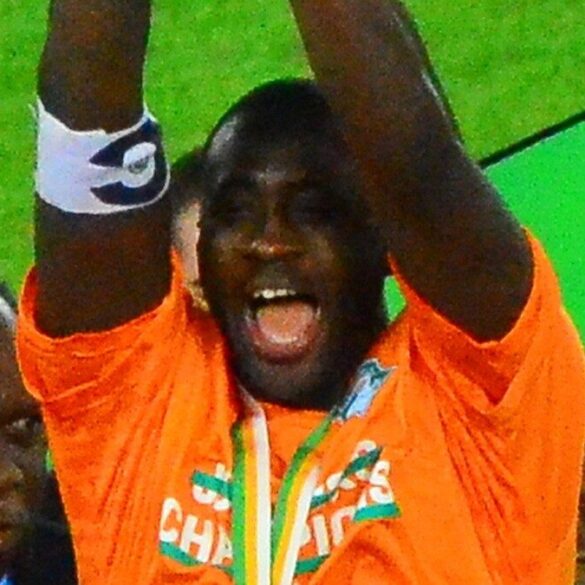 Le trophée de la Coupe d’Afrique des nations porté après la finale 2015