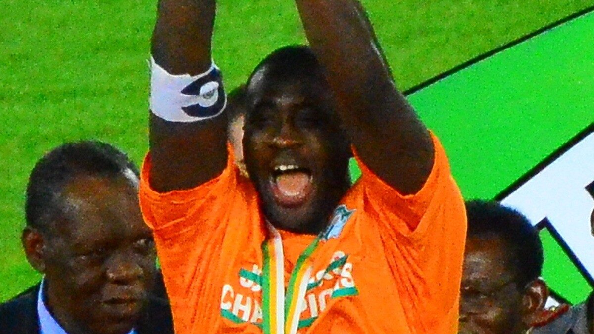 Le trophée de la Coupe d’Afrique des nations porté après la finale 2015