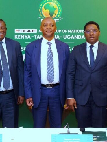 CAN 2027 : Motsepe reconnaît les retards mais maintient sa confiance au trio hôte