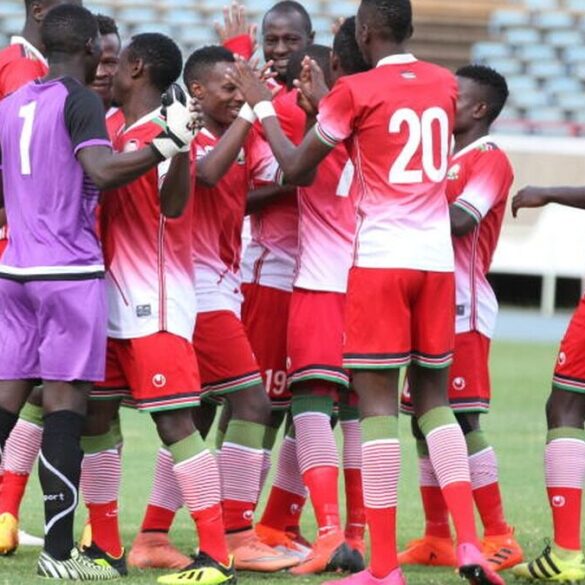 Sélection U23 du Kenya célébrant sur le terrain