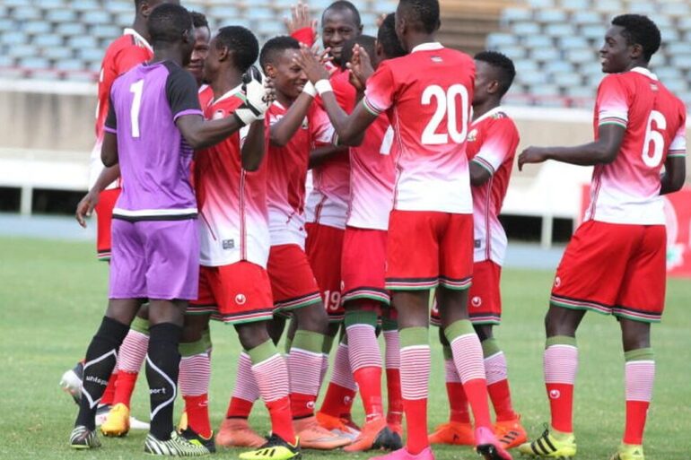 Sélection U23 du Kenya célébrant sur le terrain