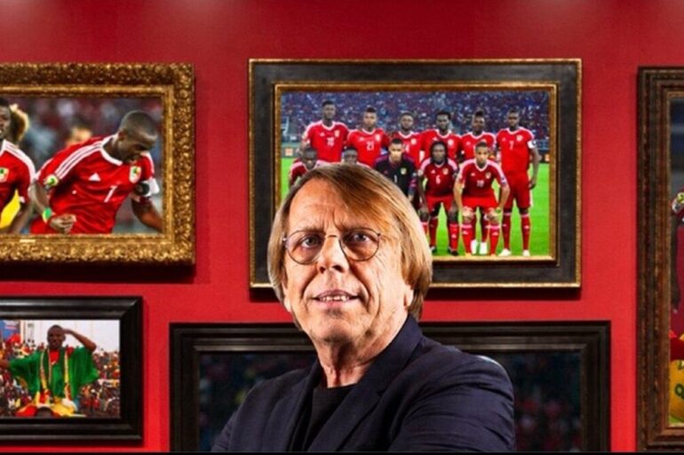 Claude Le Roy devant des photos de la sélection du Congo
