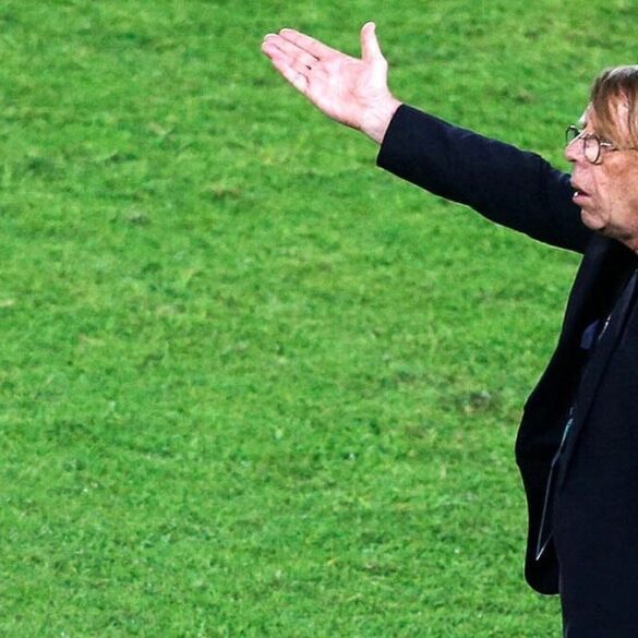 Claude Le Roy donnant des consignes au bord d’un terrain de football