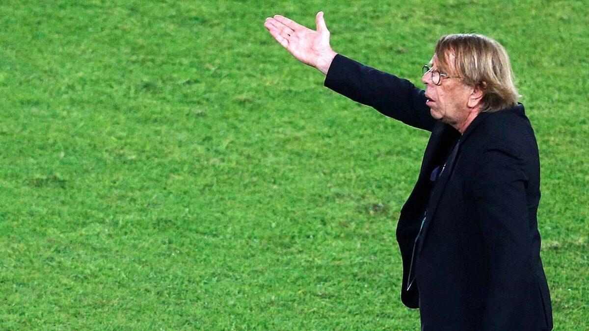 Claude Le Roy donnant des consignes au bord d’un terrain de football