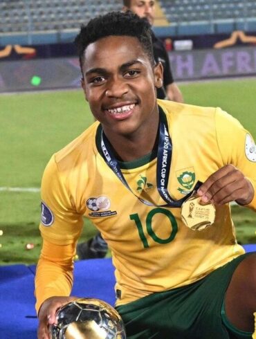 Joueur de l’Afrique du Sud U20 avec un trophée