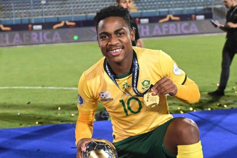Joueur de l’Afrique du Sud U20 avec un trophée