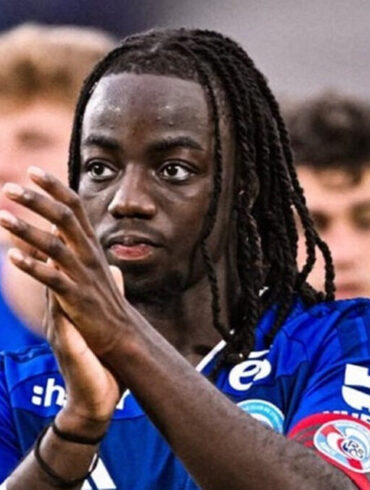 Ismaël Doukouré avec Strasbourg. Le défenseur aurait obtenu son passeport ivoirien dans le cadre de son rapprochement avec les Éléphants.