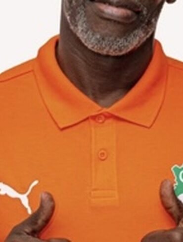 Siramana Dembélé en polo orange de la sélection ivoirienne