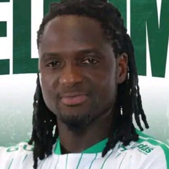 David Akintola portant le maillot vert et blanc de l’Omonia