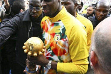 Édouard Mendy avec le Sénégal. Le gardien a révélé que Patrick Vieira avait tenté de le convaincre de poursuivre sa carrière internationale.