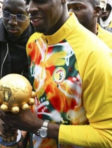 Édouard Mendy avec le Sénégal. Le gardien a révélé que Patrick Vieira avait tenté de le convaincre de poursuivre sa carrière internationale.