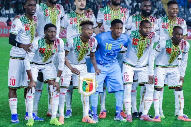 La sélection du Mali réunie avant un match international.