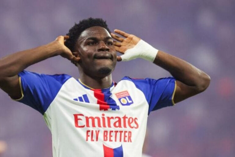 Ernest Nuamah a inscrit deux buts lors de la victoire 4-0 de Lyon contre Rennes.