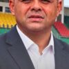 Portrait d’Éric Alain Mantot devant des tribunes de stade
