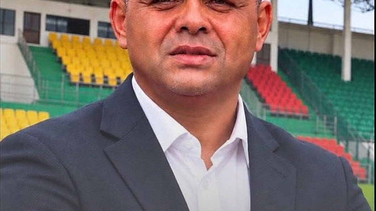 Portrait d’Éric Alain Mantot devant des tribunes de stade