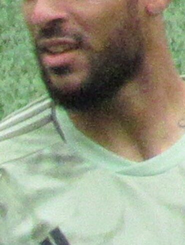 Denis Bouanga pendant un match de football