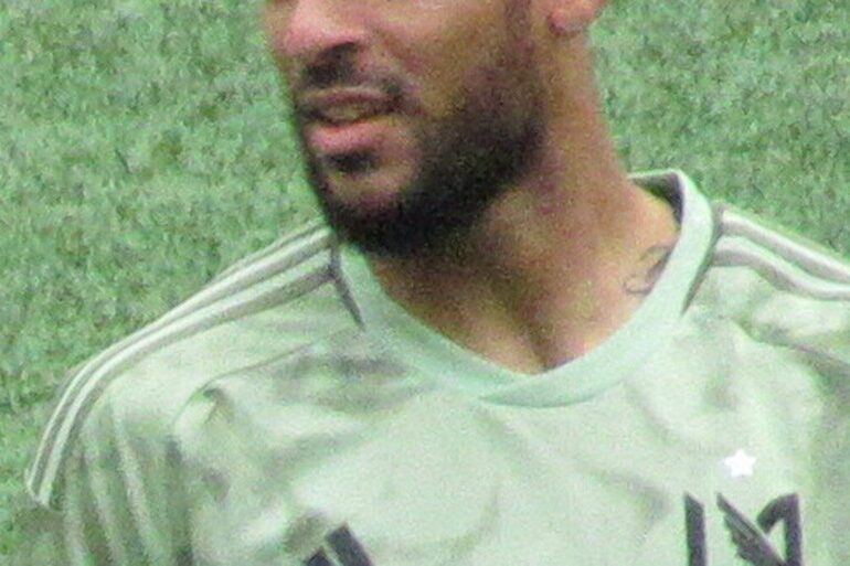 Denis Bouanga pendant un match de football