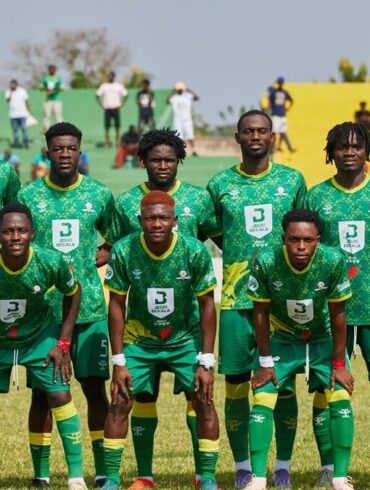 Joueurs d’Aduana FC alignés avant un match