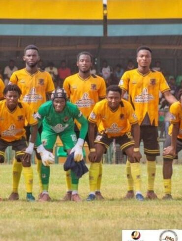 Joueurs d’AshantiGold alignés avant un match