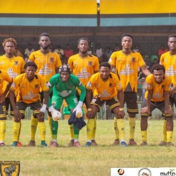 Joueurs d’AshantiGold alignés avant un match
