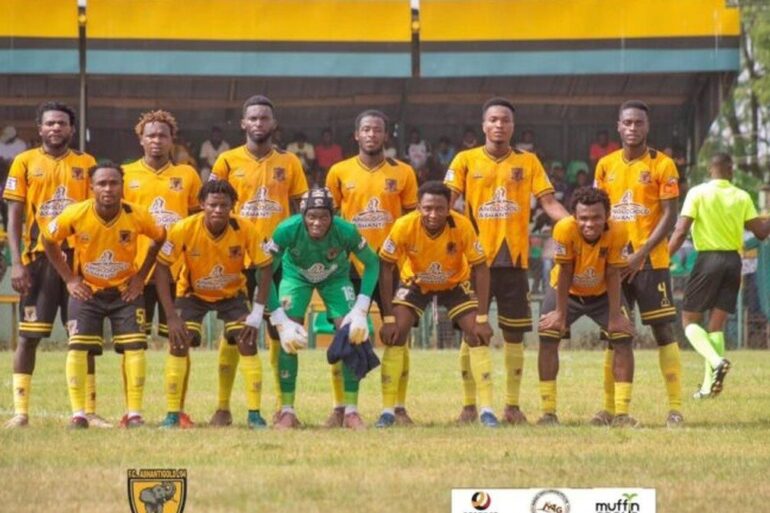 Joueurs d’AshantiGold alignés avant un match