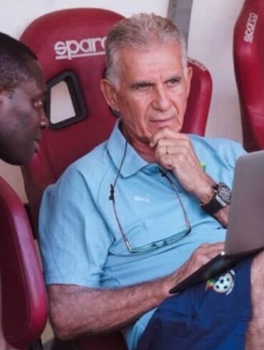 Carlos Queiroz assis avec son ordinateur pendant un rassemblement du Ghana