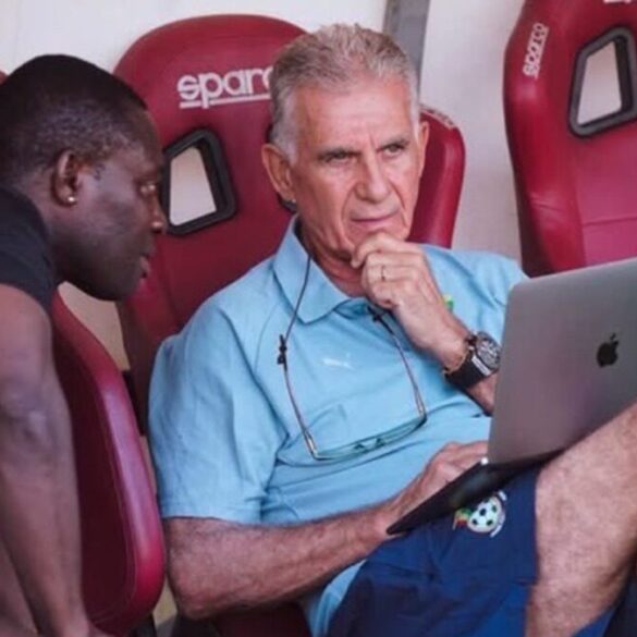 Carlos Queiroz assis avec son ordinateur pendant un rassemblement du Ghana