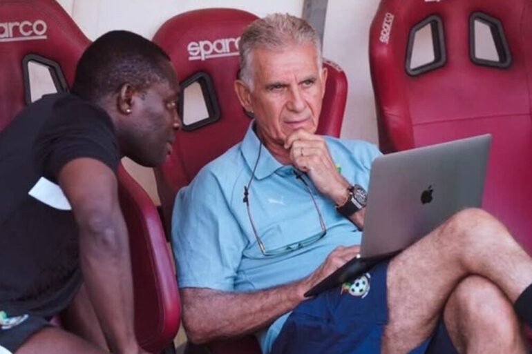 Carlos Queiroz assis avec son ordinateur pendant un rassemblement du Ghana