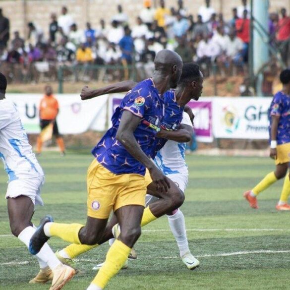 Des joueurs de Vision FC et Berekum Chelsea pendant un match