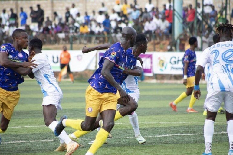 Des joueurs de Vision FC et Berekum Chelsea pendant un match