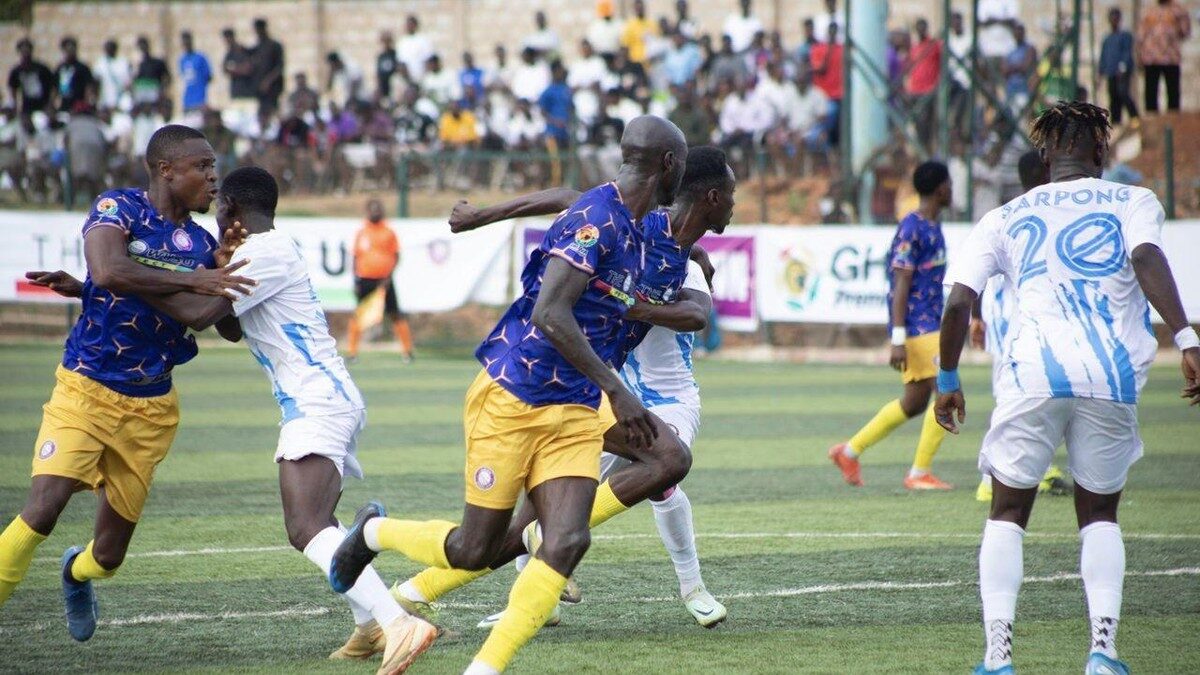 Des joueurs de Vision FC et Berekum Chelsea pendant un match