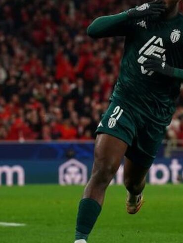 George Ilenikhena en action sur un terrain de football
