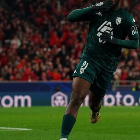 George Ilenikhena en action sur un terrain de football