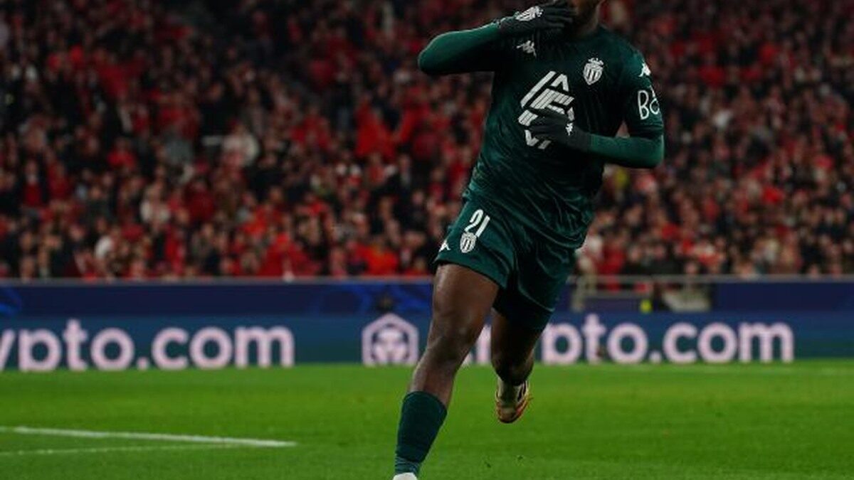George Ilenikhena en action sur un terrain de football