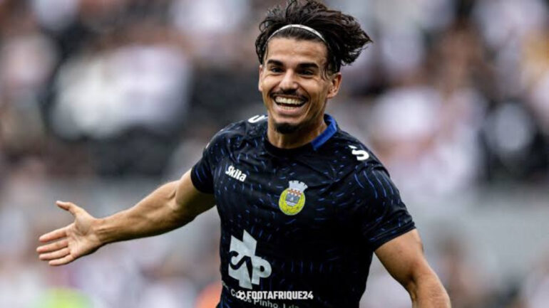 Algerie : Hemdani va-t-il surprendre avec Naïs Djouahra ?