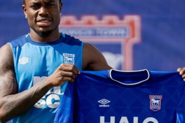 Abdul Fatawu Issahaku avec Ipswich Town. Le club enquête sur des insultes racistes visant l’international ghanéen en ligne.