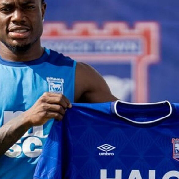 Abdul Fatawu Issahaku avec Ipswich Town. Le club enquête sur des insultes racistes visant l’international ghanéen en ligne.