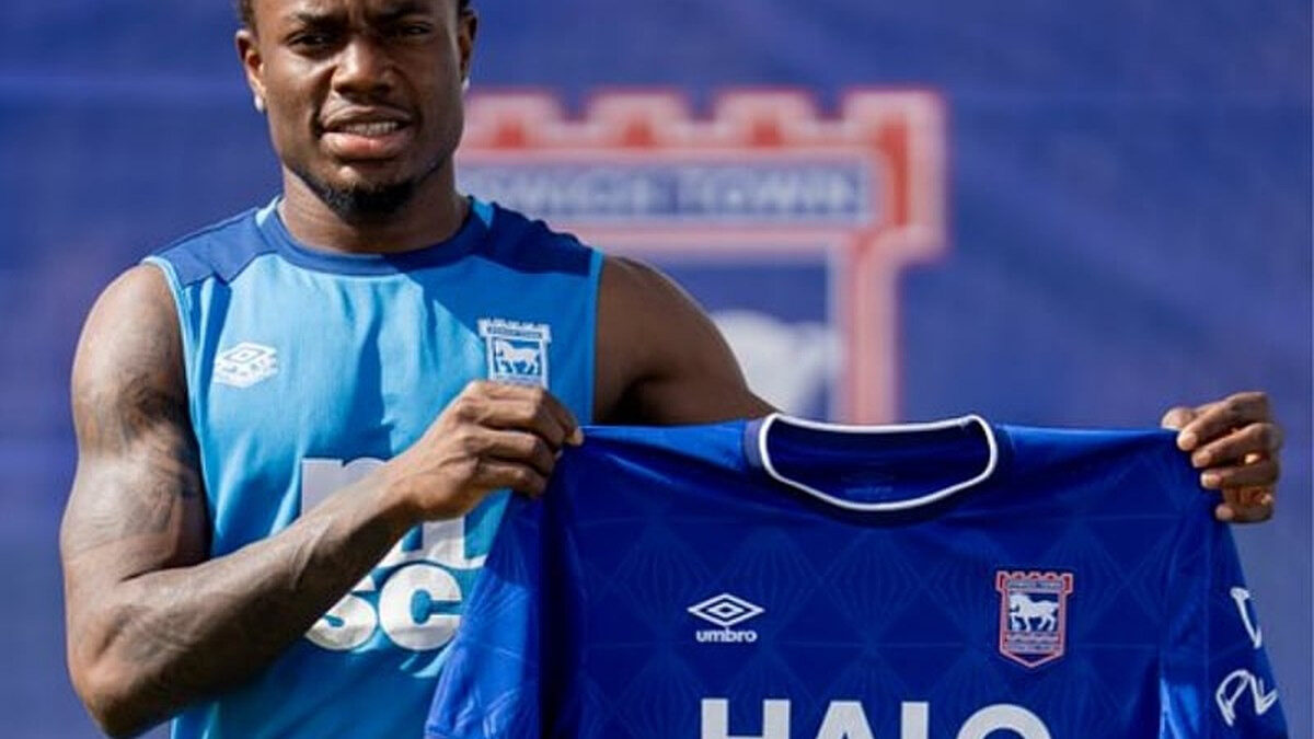 Abdul Fatawu Issahaku avec Ipswich Town. Le club enquête sur des insultes racistes visant l’international ghanéen en ligne.