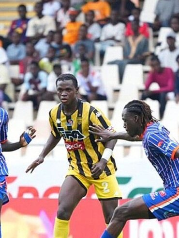 Joueurs de Yamoussoukro FC et de l’ASEC Mimosas en action