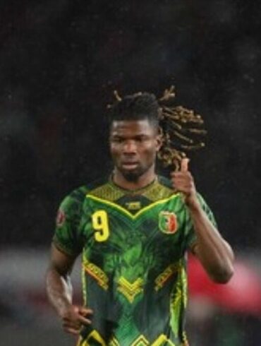 El Bilal Touré portant le maillot vert et jaune du Mali