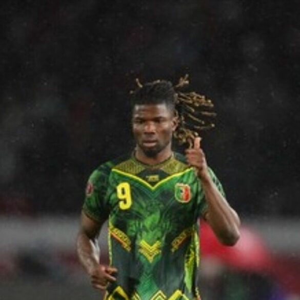 El Bilal Touré portant le maillot vert et jaune du Mali