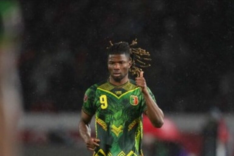 El Bilal Touré portant le maillot vert et jaune du Mali