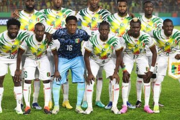 L’équipe nationale du Mali posant avant un match