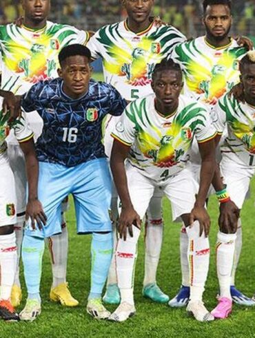 L’équipe nationale du Mali posant avant un match