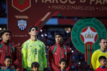 Achraf Hakimi avec Yassine Bounou et Neil El Aynaoui avant un match du Maroc