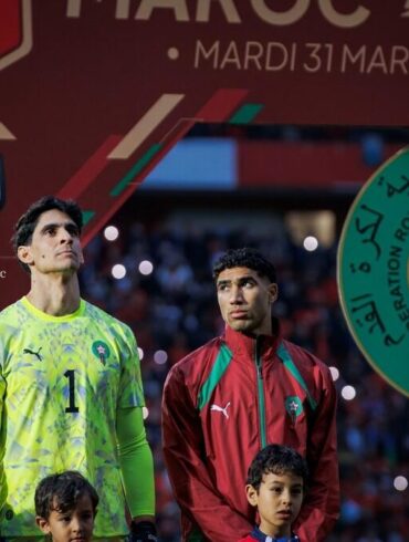 Achraf Hakimi avec Yassine Bounou et Neil El Aynaoui avant un match du Maroc